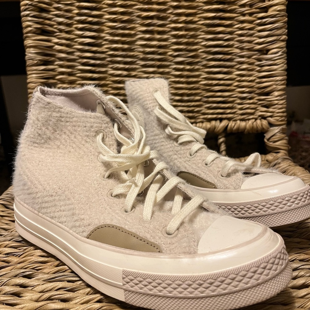 beige converse